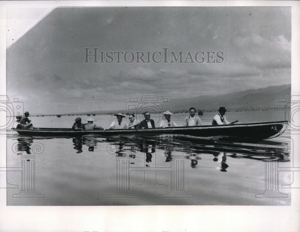 1956 Press Photo Israel Prime Minister Moshe Sharett in In-Le Lake in Burma. - Historic Images