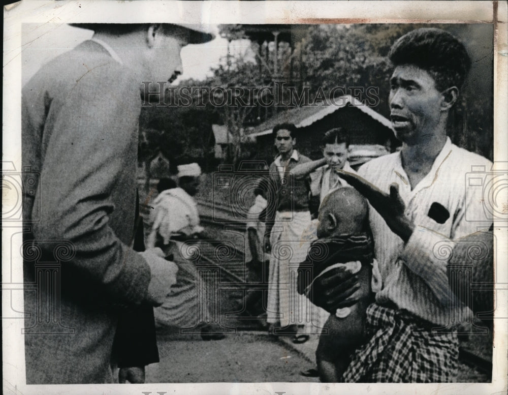 1942 Press Photo Native of Bangoon Burma Holding Baby After Recent Bombing - Historic Images