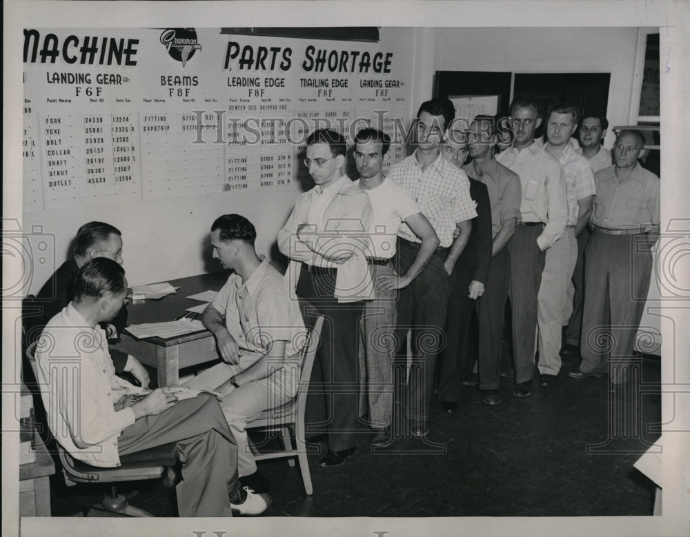 1945 Press Photo Workers Laid Off From Grumman Aircraft Plant In New York - Historic Images