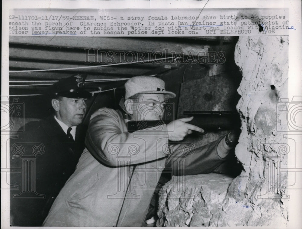 1959 Press Photo Neenah, Wis. State pathologist Dan Trainer, officer D Breaker-Historic Images