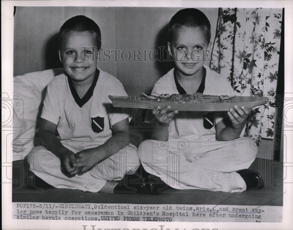 1954 Press Photo Cinncinati, Oh. Twins Eric &amp; Brent Taylor in hspt for operation - Historic Images