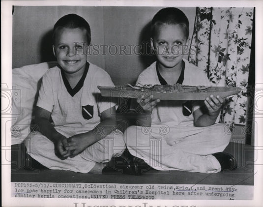 1954 Press Photo Cinncinati, Oh. Twins Eric & Brent Taylor in hspt for operation - Historic Images