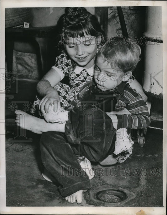 1948 Press Photo Chicago, Jimmy McMittle injured & helped by sister Maty Jane - Historic Images