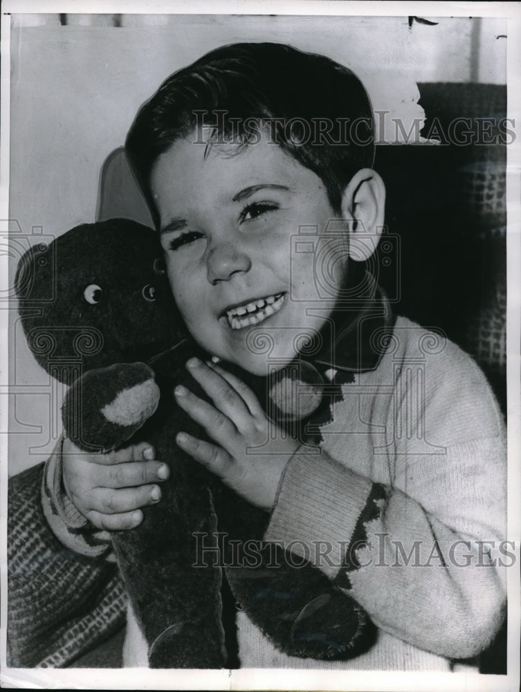 1961 Press Photo Chicago, Ill. Kemal Yon age 5 makes recovery after heart stops - Historic Images