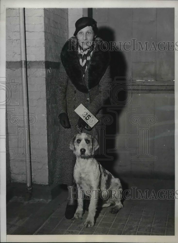 1934 Press Photo Mrs. I. Tucker, Jr. with her Welsh Foxhound, Galahad - Historic Images