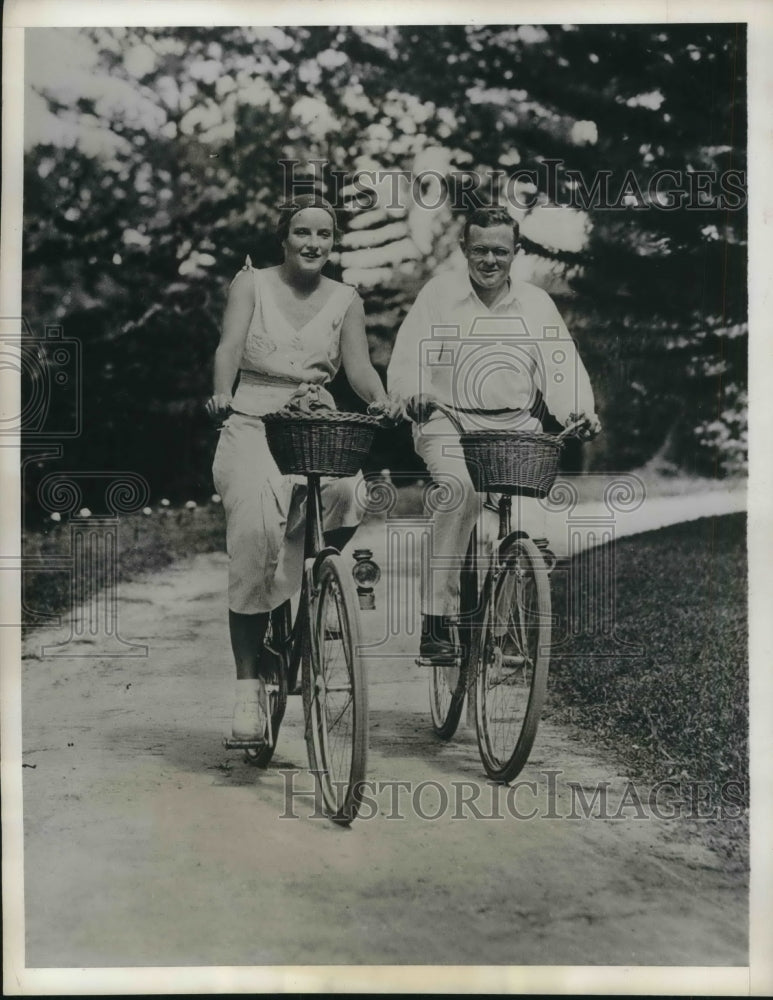 1932 Mr &amp; Mrs C.E.Turney of D.C. bicycling in Bermuda - Historic Images