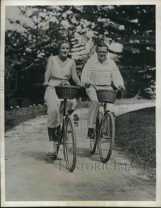 1932 Mr & Mrs C.E.Turney of D.C. bicycling in Bermuda - Historic Images