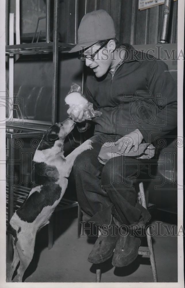 1954 Press Photo Mr James Reid &amp; his fox terrier in Columbus, Ohio - Historic Images