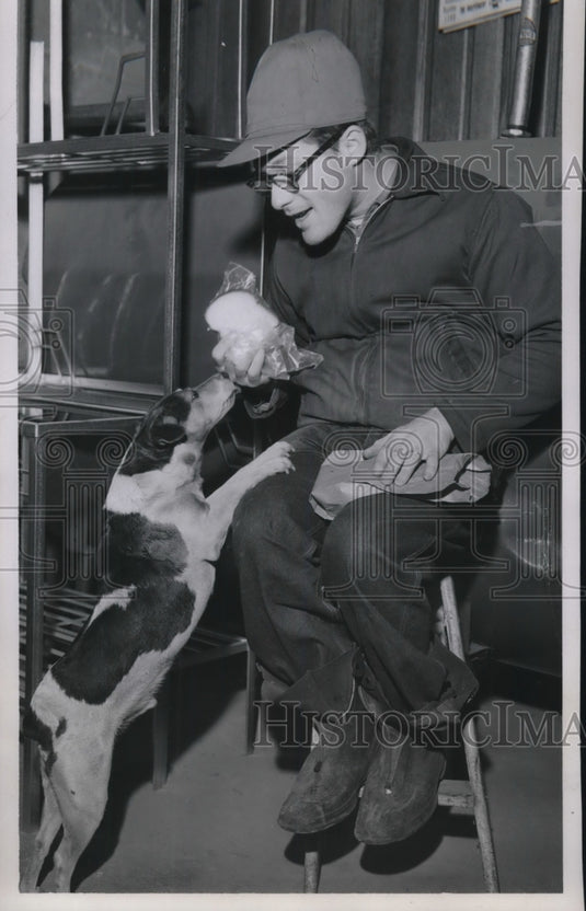 1954 Press Photo Mr James Reid & his fox terrier in Columbus, Ohio - Historic Images
