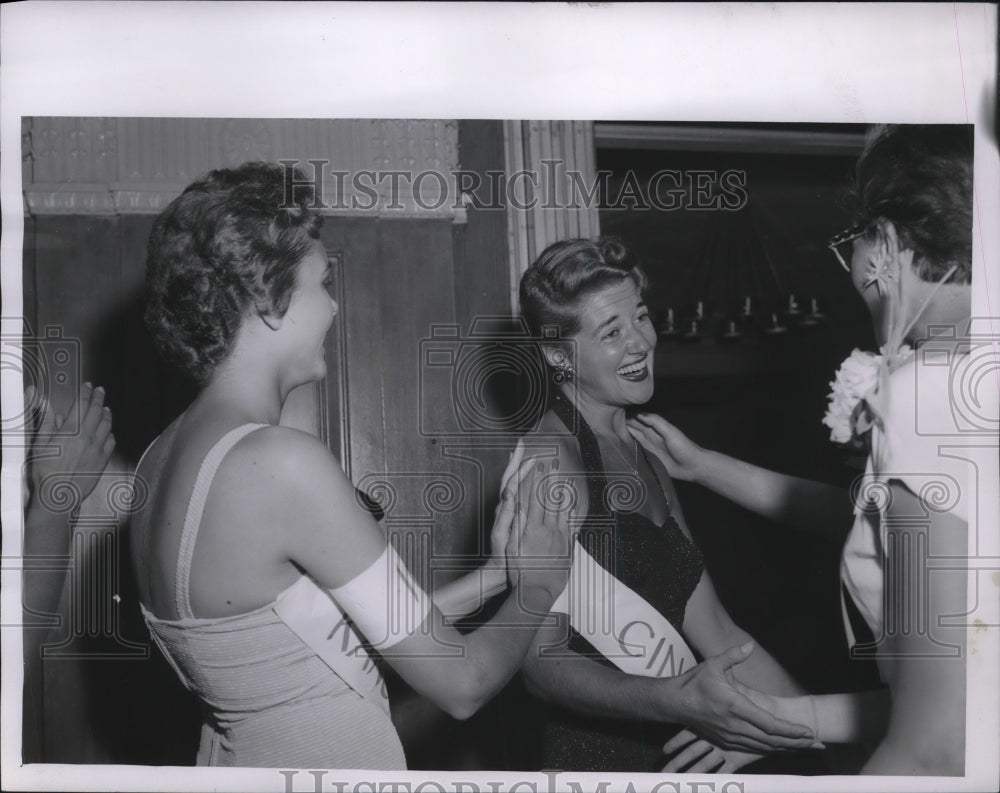 1958 Press Photo Cincinnati socialite Shirley Thaxton congratulated - Historic Images