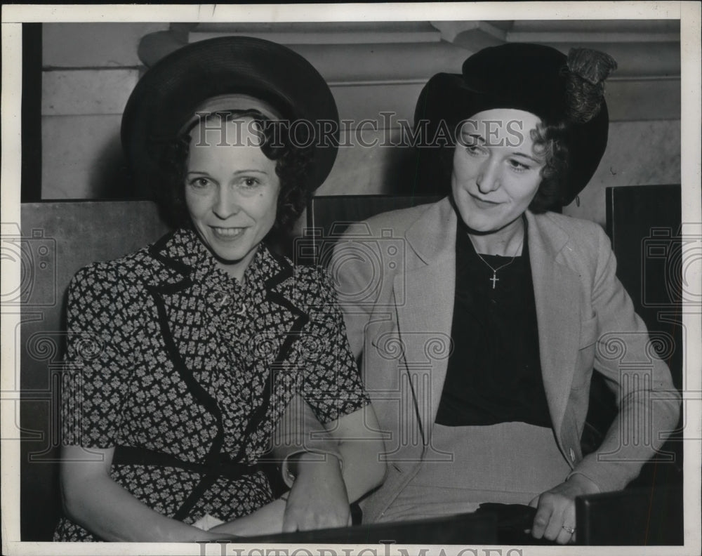 1938 Press Photo Mrs Martha Tuller & friend Helen Taylor at divorce court - Historic Images