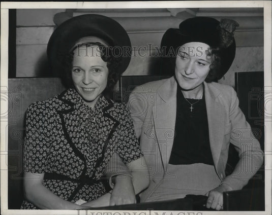 1938 Press Photo Mrs Martha Tuller & friend Helen Taylor at divorce court - Historic Images