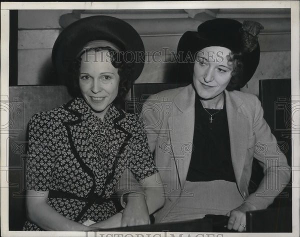 1938 Mrs Martha Tuller & friend Helen Taylor at divorce court ...