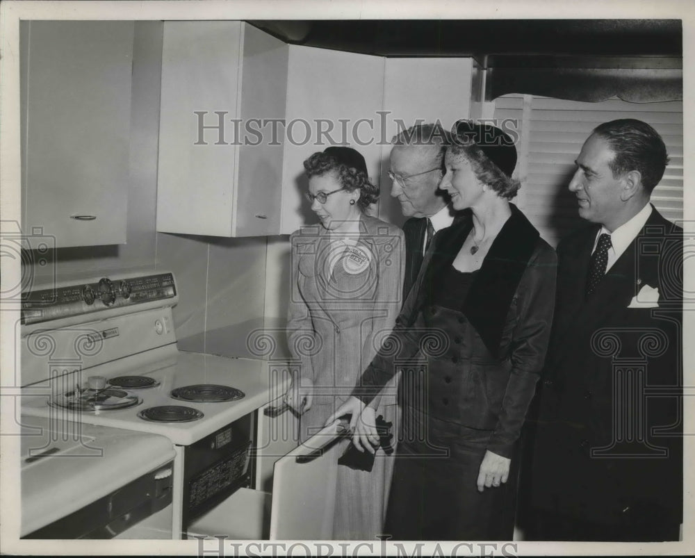 1950 Press Photo NYC, Mrs Robert Ambrose, Pillsbury Baking Contest - neb45478-Historic Images