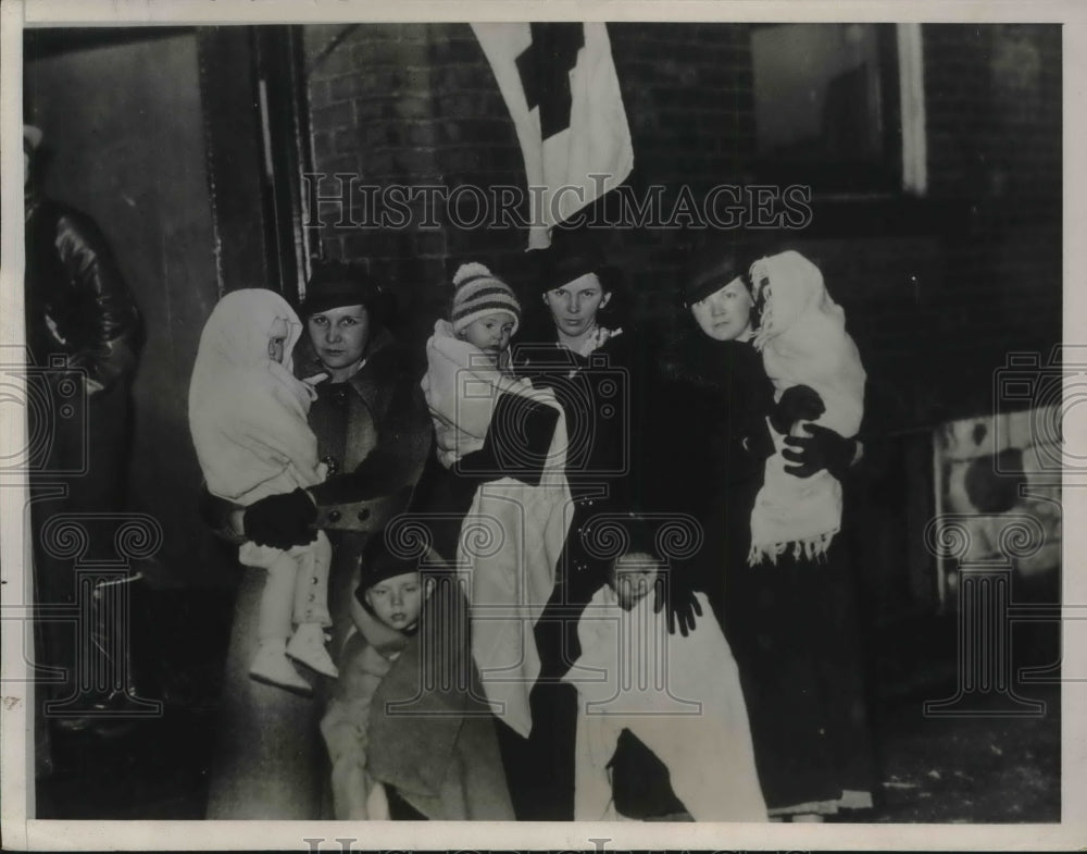 1937 Press Photo Ohio River flood victims at Cinncinati, E Allison &amp; son, - Historic Images