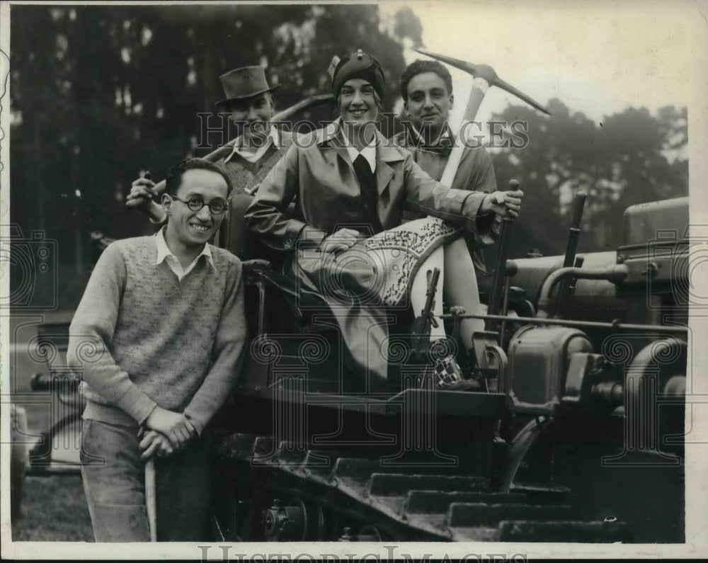 1930 Press Photo Marion Garrettson (Queen of Sirkus) & campus workers - Historic Images