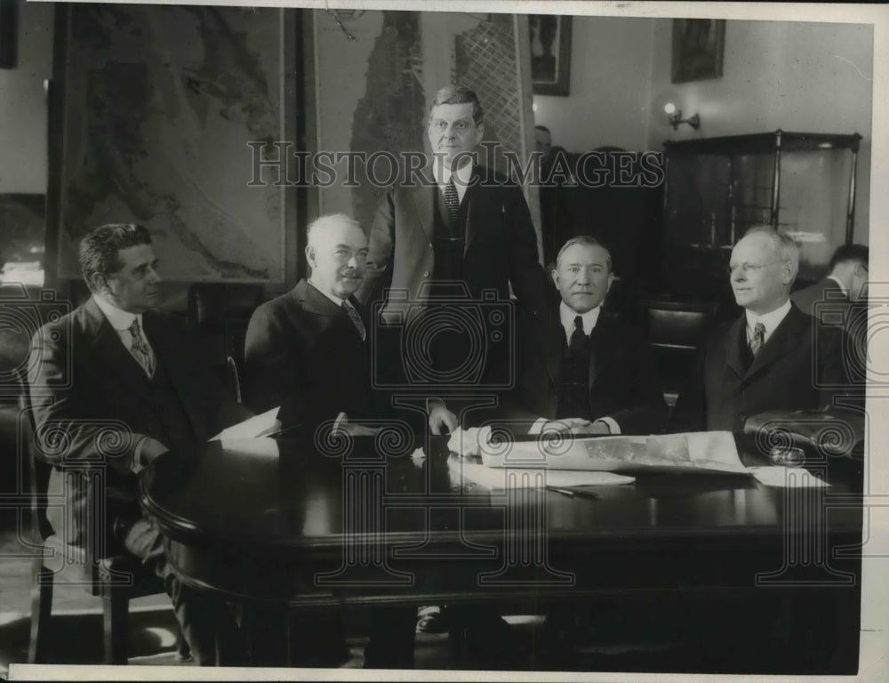 1924 Press Photo Admirals regarding oil leases, LE Gregory,JJ Latimer,-Historic Images