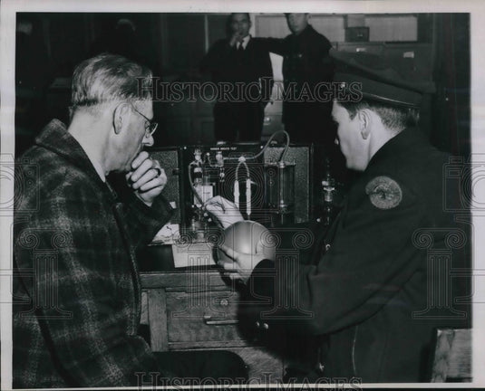 1951 Chicago, Einar Larsen & drunkometer held by police - Historic Images