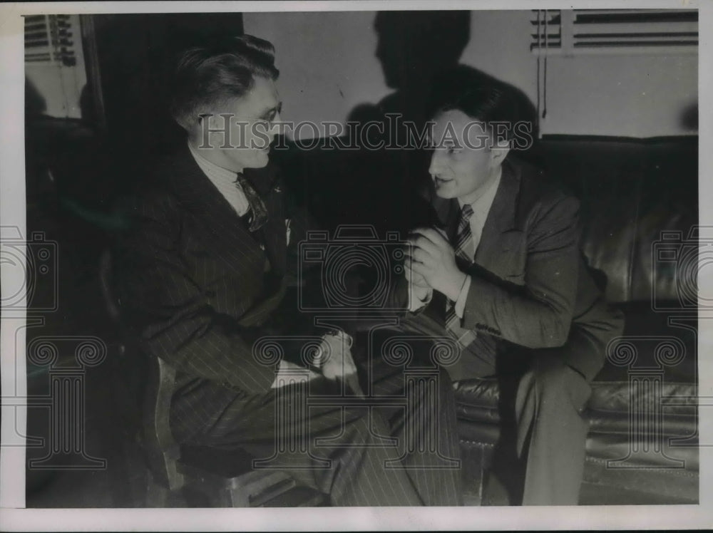 1941 Press Photo Seattle, Wash. AFL agent H Lundquist &amp; VP D Keppler at Boeing-Historic Images