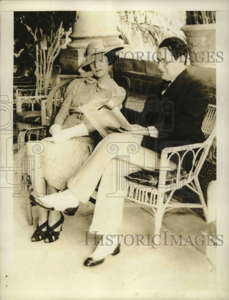 1939 Press Photo Coral Gables, Fla. JD Girtatoesky, GM of Heart papers &amp; wife-Historic Images