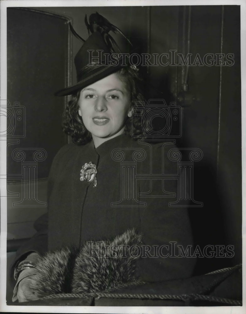 1942 Columbia Univ. in NY Anna Delfina Antones for journalism class - Historic Images