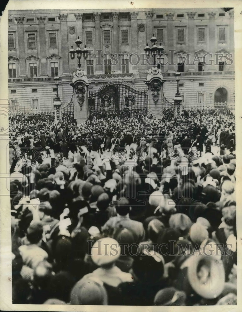 1935 London Thousands in front of Buckingham Palace - Historic Images