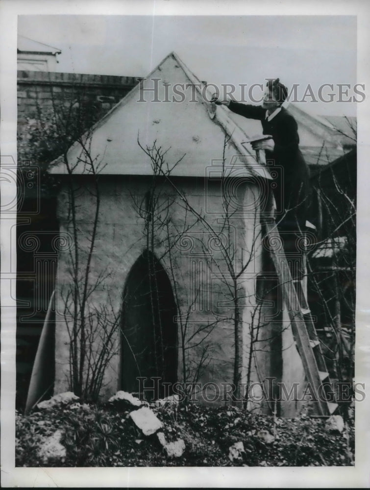 1950 Press Photo Mrs. Muff George Builds Memorial for Pilots in Battle Britain - Historic Images