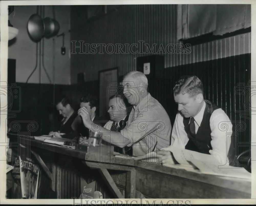 1937 Press Photo Eddie Gorman, auctioneer, quoting prices, in New York City - Historic Images