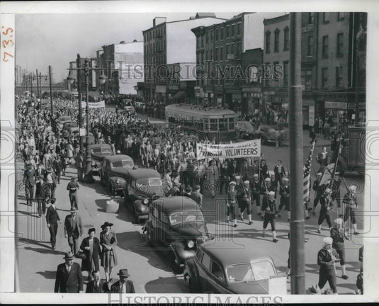 1942 600 Philadelphians Wait In Line For Chance To Work Aboard-Historic Images