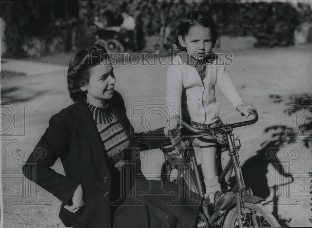 1941 Press Photo Soviet school in Britain, Mrs Anna Girdkov &amp; daughter - Historic Images