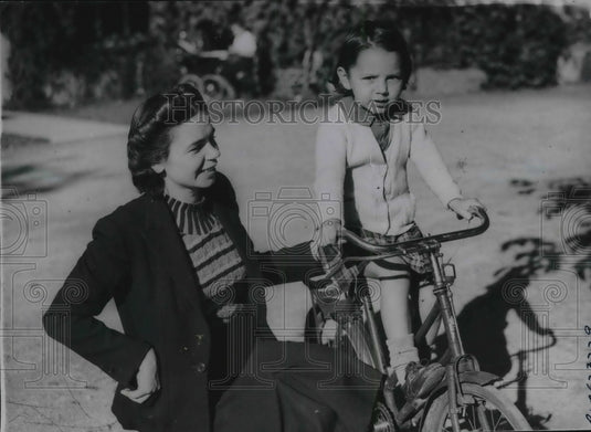 1941 Press Photo Soviet school in Britain, Mrs Anna Girdkov & daughter - Historic Images