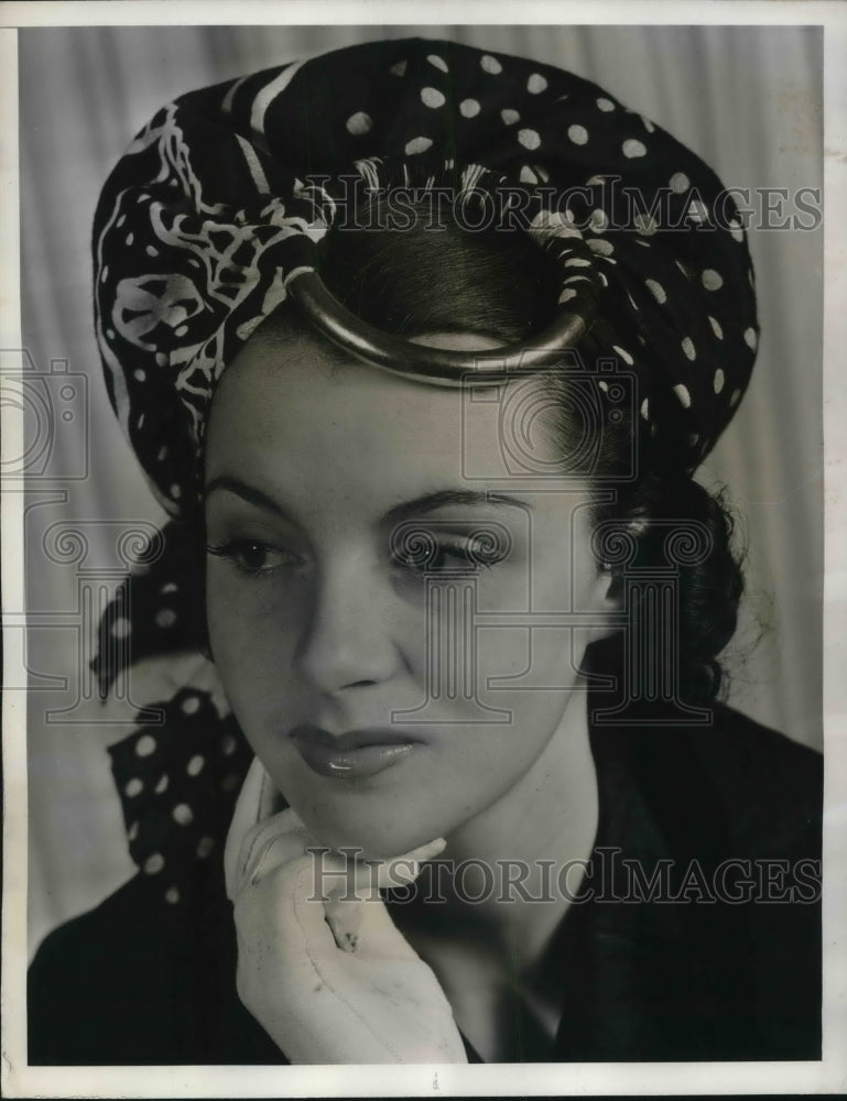 1938 Lily Dache Manipulates An Egyptian Scarf Into A Fetching Summer-Historic Images