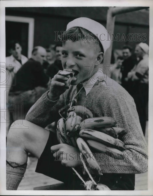 1952 Press Photo Southampton, England, Peter Hillenbrand & bananas - Historic Images