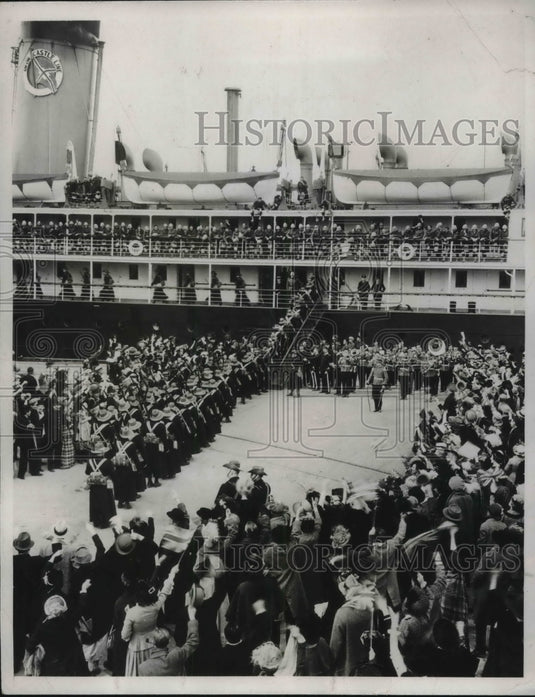 1933 A scene from "Cavalcade" embarkation of troops for the Boer War - Historic Images