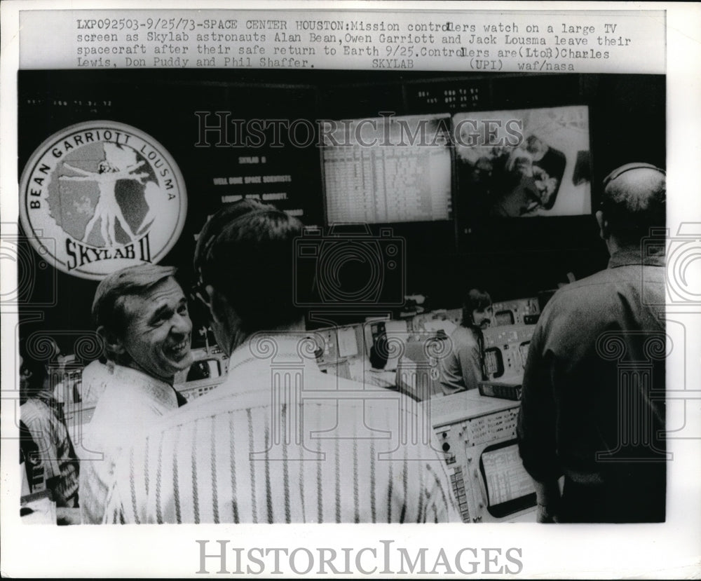 1973 Press Photo Space Center Houston,Mission control, watch astronauts - Historic Images