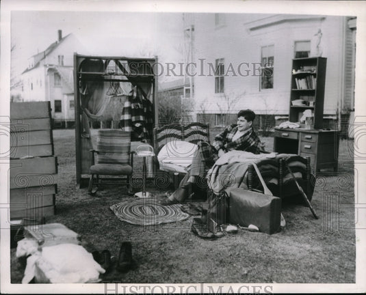 1951 Press Photo John Muldowney Pranksters Moved his Furniture Out Tufts College-Historic Images