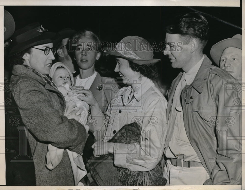 1945 Press Photo Mr &amp; Mrs James G TIlloch &amp; Son William 4 Months Old - neb46627 - Historic Images