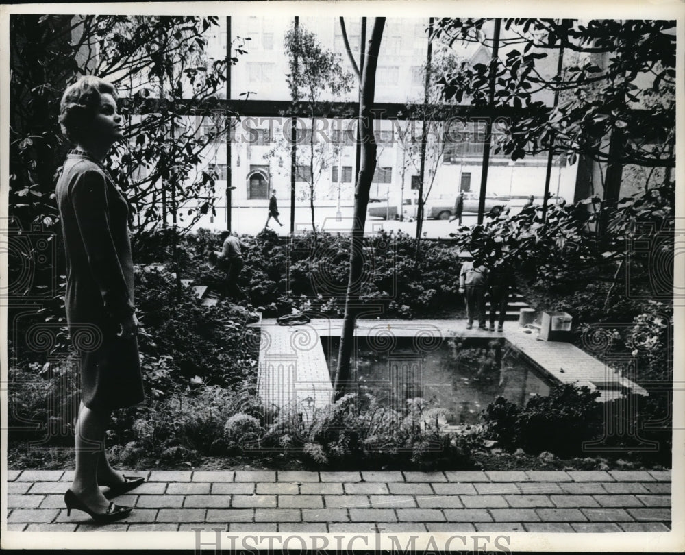 1968 Press Photo Main Plaza of Building in Manhattan with Pool of Water-Historic Images