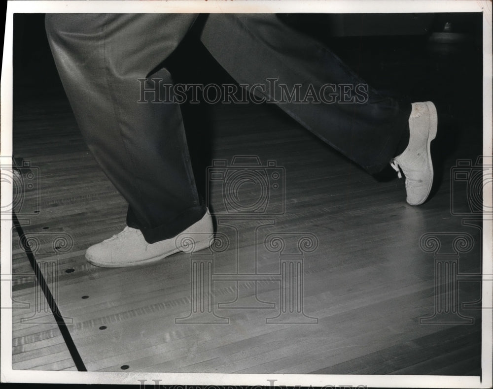 1966 Press Photo Billy Welu Bowling Show Foot Position-Historic Images