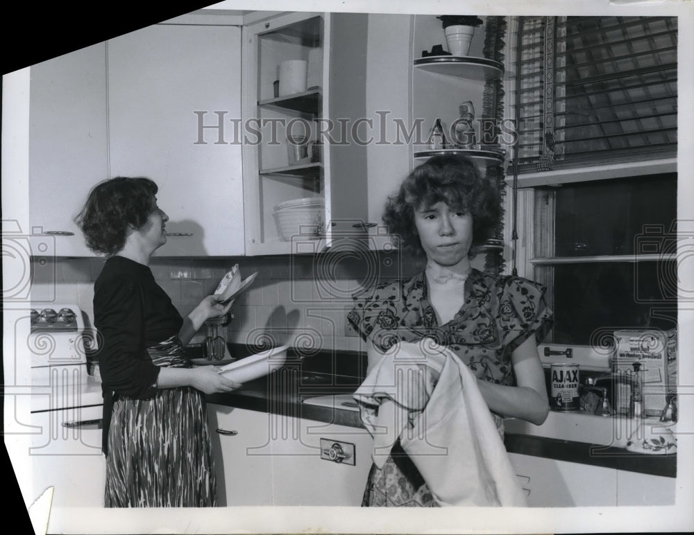 1950 Press Photo DesPlaines, Ill Mrs Walter Mason &amp; fir rescue hero Roberta Lee - Historic Images