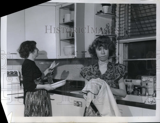 1950 Press Photo DesPlaines, Ill Mrs Walter Mason & fir rescue hero Roberta Lee - Historic Images