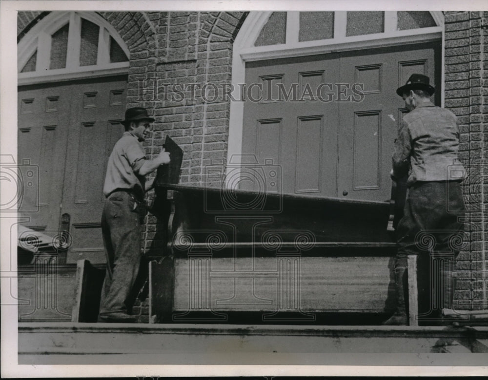 1938 Press Photo Vulcan, Mich. Picketers barricade doors of Father Simon church - Historic Images