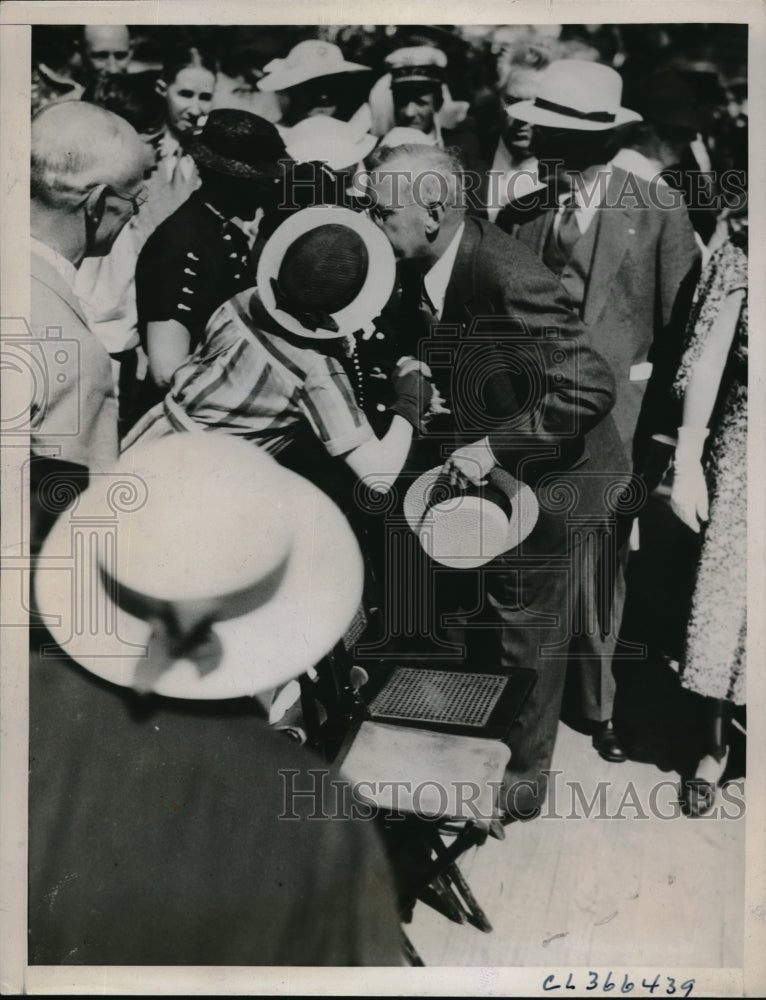 1936 Press Photo KAnsas Gov Alf Landon kisses woman while campaigning - Historic Images