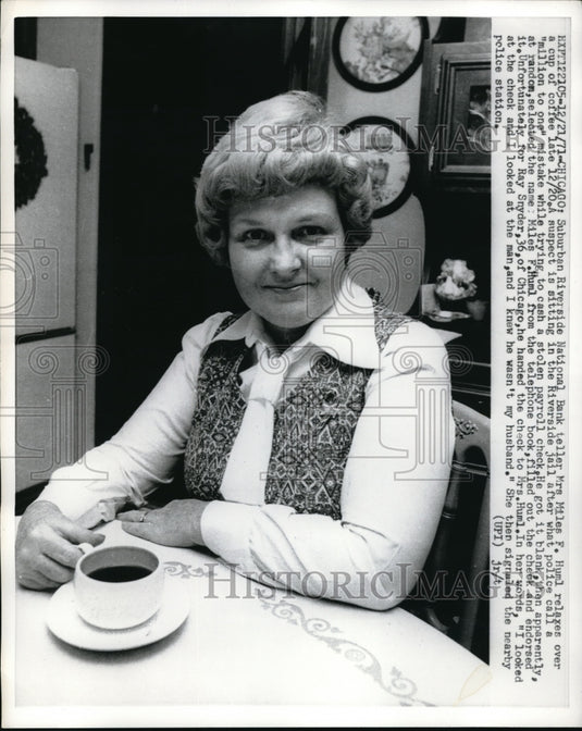 19741 Chicago bank teller Mrs Miles Huml, stopped bank robbery - Historic Images