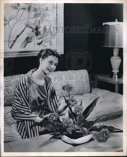 1951 A young lady & carnations by designer Alyn Wayne for Interflora - Historic Images
