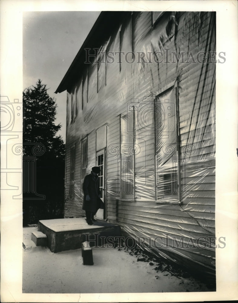 1956 Press Photo Lafayette, Ind, Prof NK Head at plastic wrapped house-Historic Images