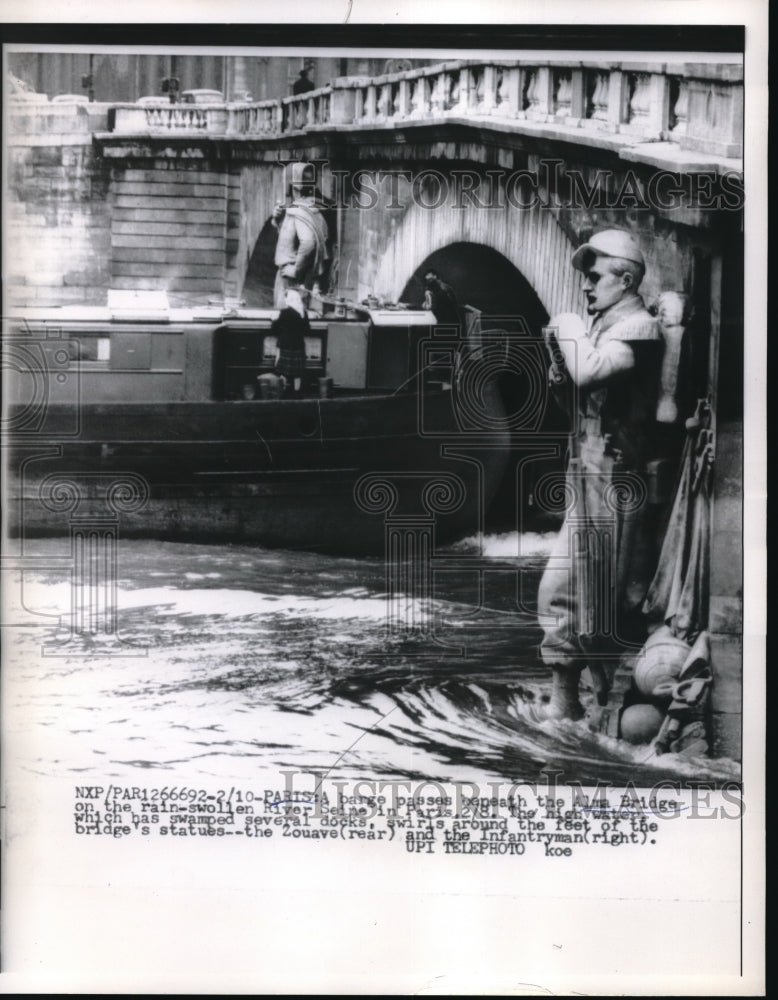 1961 Press Photo Parisian barge at Alma Bridgge on the River Seine- Historic Images