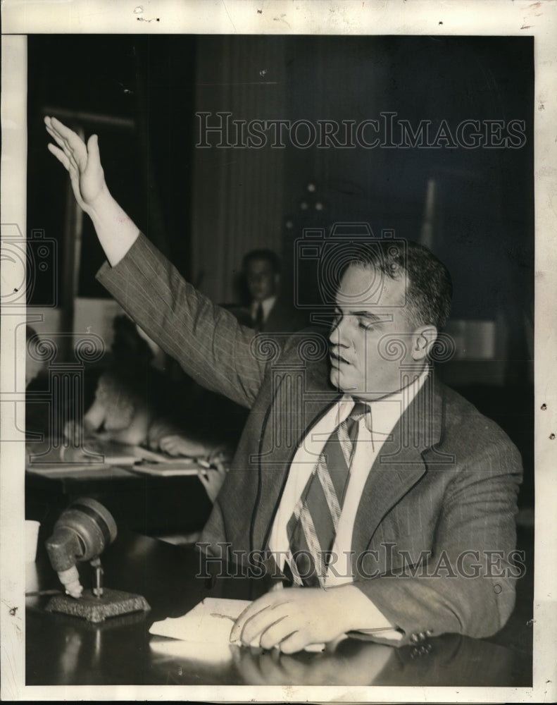 1939 Press Photo Dudley Pierrepoint Gilbert in House Committe hearing of treason - Historic Images