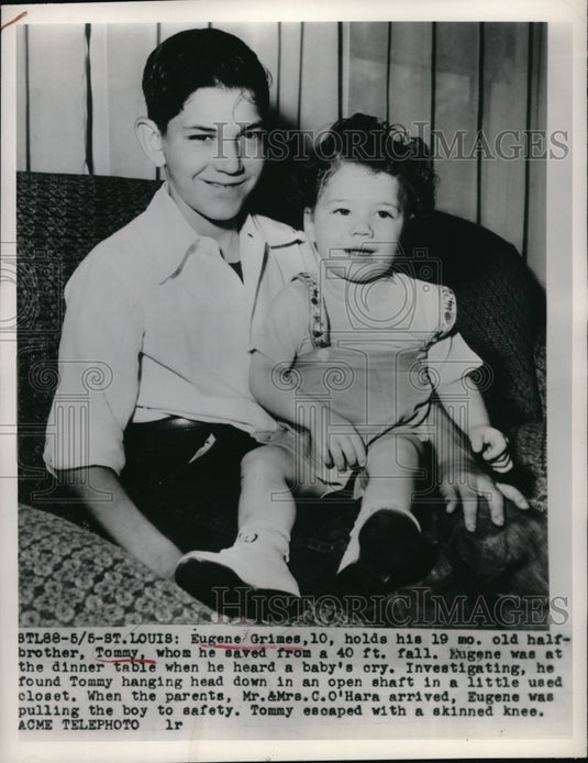1949 Press Photo Eugene Grimes with brother Tommy who he saved from 40 foot fall - Historic Images