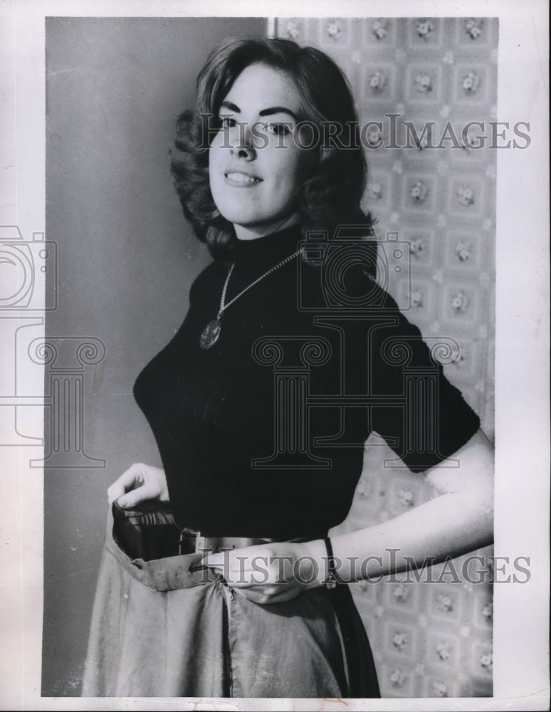 1958 Press Photo Pamela Gant showing skirt she used to fit - Historic Images